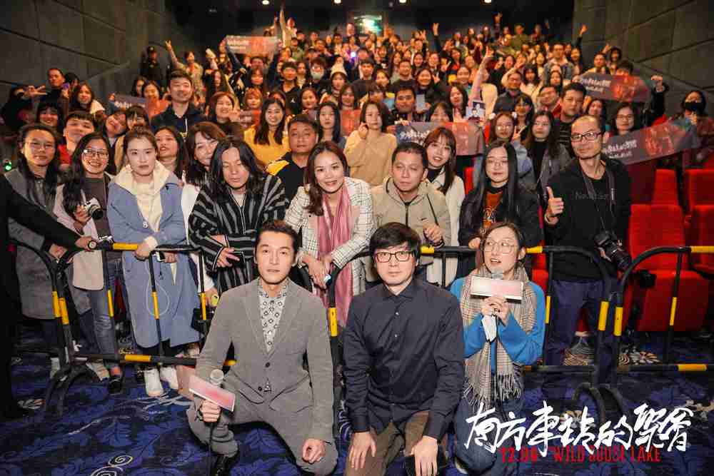 导演刁亦男、、、胡歌与观众合影 导演刁亦男、、、、胡歌与观众合影